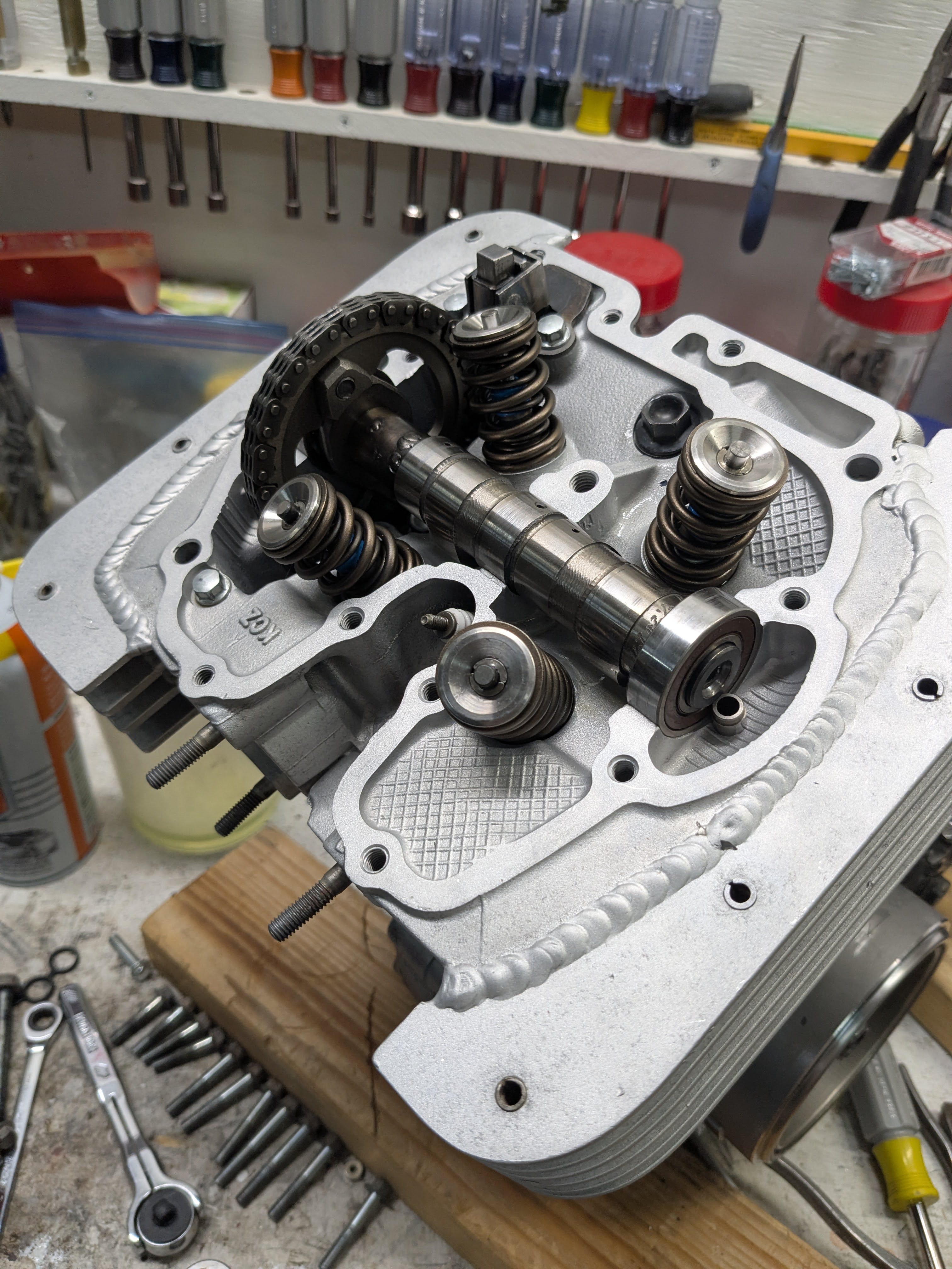 File:Xr250r engine valves.jpg